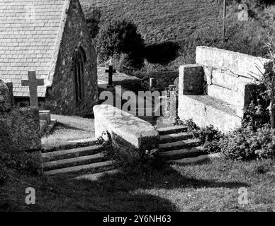 St Levan Church bei Penzance, Cornwall das Rindergitter existiert seit Hunderten von Jahren, wie dieses alte Steingitter. Der mittlere Teil könnte da sein, um den Sarg zu legen, und die Träger haben das Gitter überwunden. Die Kirche öffnet sich auf der einen Seite zu Weideland. November 1960 Stockfoto