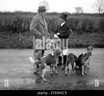 Wir treffen uns mit den Middleton in Low Catton. Lord Irwin, der Meister, links, und Mr. R. Lund, Ein ehemaliger Sekretär der Jagd. 18. November 1933 Stockfoto