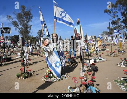 Israelische Fahnen und Plakate mit Fotos von Menschen, die von der Hamas am 7. Oktober 2023 getötet wurden, beim Nova Music Festival in Re'im am Donnerstag, den 26. September 2024. Israel bereitet sich darauf vor, ein Jahr seit dem Terroranschlag der Hamas zu gedenken, als 1.200 Menschen ermordet und 240 Geiseln nach Gaza genommen wurden. Im fast einjährigen israelisch-Gaza-Krieg wurden mehr als 41.000 Palästinenser in Gaza getötet. Foto: Debbie Hill/UPI Stockfoto