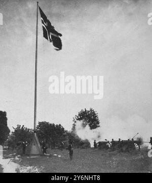 Norwegens großer Akt der Trennung, Szenen der Auflösung das Symbol der Unabhängigkeit Norwegens, das Hissen der neuen norwegischen Flagge am 9. Juni 1905 Stockfoto