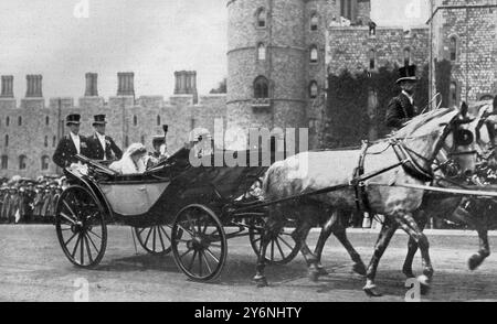 Der erste öffentliche Auftritt von Prinz und Prinzessin Gustavus Adolf von Schweden, dem frisch verheirateten Paar, das die St. George's Chapel in Windsor nach der Zeremonie am 5. Juni verließ. 1905 Stockfoto