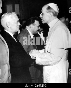 Sir Alexander Fleming der entdecker des Penicillins wird von Papst Pius XII. In St. Peters, Rom, begrüßt. 24. September 1950 Fleming, Alexander, Sir schottischer Bakteriologe; entdeckt Penicillin 1928; Nobelpreis für Medizin 1945  1881-1955 Stockfoto