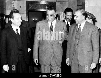 Kairo, Vereinigte Arabische Republik: Der syrische Premier Salah El Bitar (rechts) geht mit dem Präsidenten der UdSSR Abdel Nasser (Mitte) zu seiner Ankunft zur Gipfelkonferenz mit Nasser über die vorgeschlagene Föderation, die Syrien, den Irak und die UAR verbindet. Zu Fuß links ist Michel Aflack Mitbegründer der regierenden syrischen Baath-Partei (Renaissance) mit Bitar. Der ägyptische Stabschef, Feldmarschall Abdel Hakimamer, wird im Hintergrund gesehen. 19. März 1963 Stockfoto