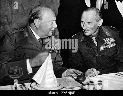 Der Architekt und Erbauer des Sieges, Herr Churchill und Feldmarschall Montgomery, sprachen über ihren Triumph während des 8. Armee-Alamein-Dinners am 23. Oktober, dem Jahrestag der großen Schlacht, „bis zu der wir überlebten, nach der wir erobert haben“ ©2004 Topfoto Churchill, Winston Leonard Spencer, britischer Historiker, Redner und Politiker Montgomery, Bernard Law (Monty; Viscount Montgomery von Alamein) britischer General; gewann den Sieg bei El Alamein im Zweiten Weltkrieg 1942; half bei der Planung der Invasion der Normandie  1887-1976 Stockfoto