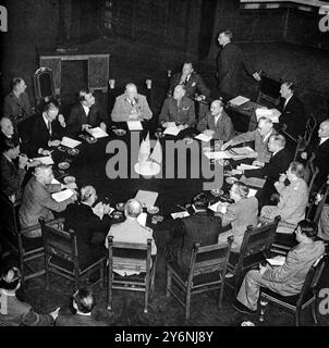 Eine bedeutsame Konferenz: Das erste Treffen der Großen drei in Potsdam die erste offizielle Konferenz der Regierungschefs des Vereinigten Königreichs, der Vereinigten Staaten und der Sowjetunion am 17. Juli 1945 im Uhrzeigersinn von Winston Churchill, Mitte des Tisches, Major A H Birse, Dolmetscher, (dahinter Sir A Clark Kerr, britischer Botschafter in Moskau) Herr Attlee, der nächste Molotow, hinter ihm M Gusev (russischer Botschafter in London) Stalin, fünfter aus Stalin, Präsident Truman, dritter links, Sir Alexander Cadogan, und Herr Anthony Eden. ©2004 Topfoto Stockfoto