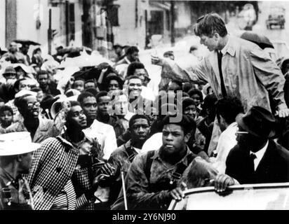 Omaha, Nebraska, trotz eines Regenschusses, kämpft Senator Robert Kennedy in einem offenen Auto auf der Nordseite von Omaha. Die Menge jubelte, als er sagte: „Gesetzlosigkeit, Gewalt und Unruhen machen in Omaha oder anderswo in Amerika keinen Sinn“, 14. Mai 1968 Kennedy, Robert Francis (Bobby, RFK) US-Anwalt und demokratischer Politiker; US-Generalstaatsanwalt 1961-1965; Senator aus New York 1965-1968; Kandidat für die Präsidentschaftskandidatur der Demokratischen Partei 1968; ermordet; Bruder von John F. Kennedy und Ted Kennedy  1925-1968 Stockfoto