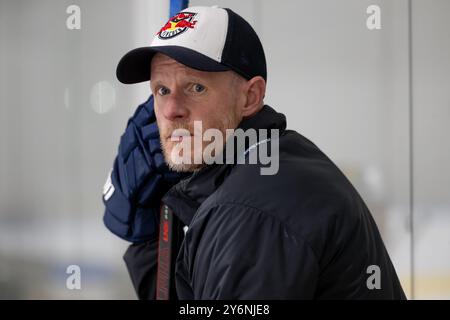 Cheftrainer Toni Soederholm (EHC Red Bull Muenchen). GER, EHC Red Bull München, Eishockey, Trainingssession vor dem Grand Opening des SAP Garden, 26.09.2024. Foto: Eibner-Pressefoto/Franz Feiner Stockfoto