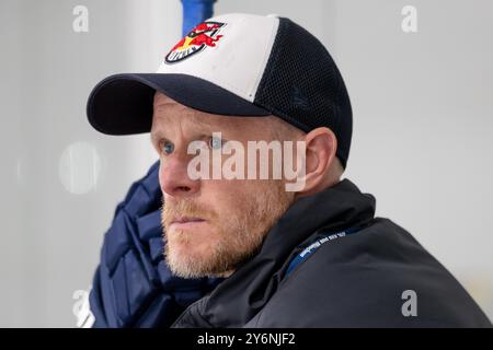 Cheftrainer Toni Soederholm (EHC Red Bull Muenchen). GER, EHC Red Bull München, Eishockey, Trainingssession vor dem Grand Opening des SAP Garden, 26.09.2024. Foto: Eibner-Pressefoto/Franz Feiner Stockfoto