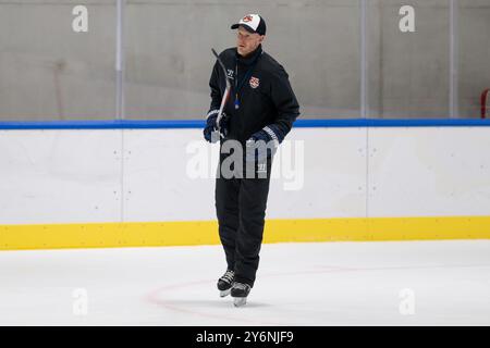 Cheftrainer Toni Soederholm (EHC Red Bull Muenchen). GER, EHC Red Bull München, Eishockey, Trainingssession vor dem Grand Opening des SAP Garden, 26.09.2024. Foto: Eibner-Pressefoto/Franz Feiner Stockfoto