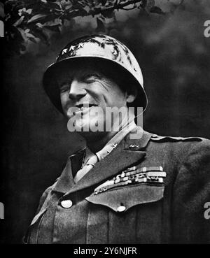 General Sherman der Westfront, Generalleutnant George Patton, Amerikas führender Panzerexperte und Vertreter der Taktik des gewaltigen Vormarsches. ©2004 Topfoto Patton, George Smith Jr. (Old Blood and Guts) US-General; kämpfte in Europa im Zweiten Weltkrieg  1885-1945 Stockfoto