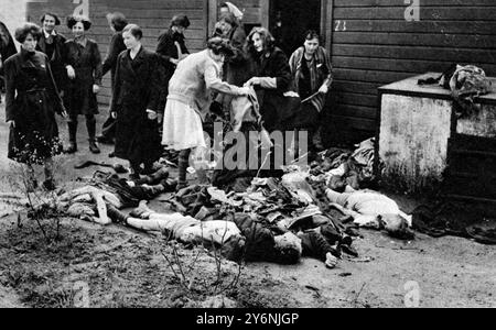 Belsen, Ein Haufen von Toten, die vor einer Hütte liegen, ziehen Frauen ihre Leichen aus, um Treibstoff zu erhalten. Die Hütten waren in der Lage, etwa 30 Personen zu beherbergen, aber in vielen Fällen wurden bis zu 500 Personen eingequetscht. April 1945 ©2004 Topfoto Belsen war ein deutsches Konzentrationslager in der NS-Zeit. Sie lag in Niedersachsen südwestlich der Stadt Bergen bei Celle. Stockfoto