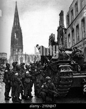 Die Sixth Guards Panzerbrigade erobert Munster, die Hauptstadt Westfalens, britische Wachleute und Infanterie der 17. US-Luftlandedivision, die sich während der Patrouille im Herzen der Stadt versammeln ©2004 Topfoto Stockfoto