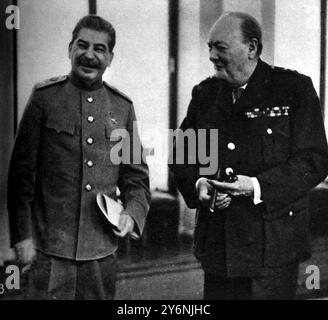 Die Krim-Konferenz, die die Todesglocke des Nationalsozialismus ertönen ließ. Der Premierminister Winston Churchill und Marschall Stalin im Konferenzraum erscheinen beide in fröhlicher Stimmung. Februar 1945 ©2004 Topfoto Stalin, Joseph (auch Josef Stalin; orig. Iosif Vissarionowitsch Dschugaschwili) sowjetischer Diktator und kommunistischer Politiker; Generalsekretär der Kommunistischen Partei der Sowjetunion 1924–1953; de-facto-Diktator der Sowjetunion 1929–1953; Nichtangriffspakt mit Nazi-Deutschland 1939; Premierminister der Sowjetunion 1941–1953; sowjetischer Verteidigungsminister 1941-1947  1879-1953 Churchill, Winston Leonard Sp Stockfoto