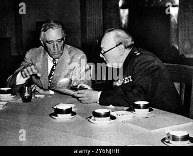 Die Krim-Konferenz, die die Todesglocke des Nationalsozialismus ertönen ließ. Herr Churchill im ernsthaften Gespräch mit Präsident Roosevelt nach der ersten Sitzung am 3. Februar 1945 in Jalta ©2004 Topfoto Churchill, Winston Leonard Spencer, Sir britischer Historiker, Redner und Politiker; Stockfoto