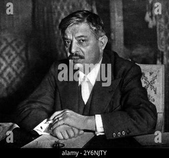 Pierre Laval als Chef einer rekonstituierten Vichy-Regierung ©2004 Topfoto Laval, Pierre französischer Politiker; Premierminister Frankreichs 1931-1932, 1935-1936; Premierminister Frankreichs 1942-1944 mit Vichy-Regierung; hingerichtet  1883-1945 Stockfoto