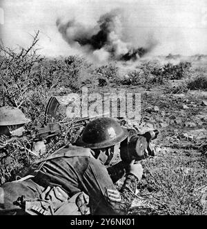 Der Kameramann, der in Libyen an der Spitze einer Schlacht arbeitet, ein Sergeant der Army Film Photographic Unit, der einen britischen Infanterieangriff filmt und von einem Bren Gunner im Juni 1942 geschützt wird ©2004 Topfoto Stockfoto