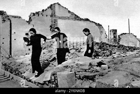 Die berühmten Soong-Schwestern in Chungking bombardiert, Madame Kung, Ehefrau des chinesischen Finanzministers, Madame Sun, Witwe des verehrten chinesischen Führers Dr. Sun Yat Sen, und Madame Chiang, Ehefrau von Chiang Kai ShekMai 1942 die Soong-Schwestern waren drei Frauen, deren Ehemänner zu Chinas bedeutendsten politischen Persönlichkeiten des frühen 20. Jahrhunderts gehörten. Stockfoto