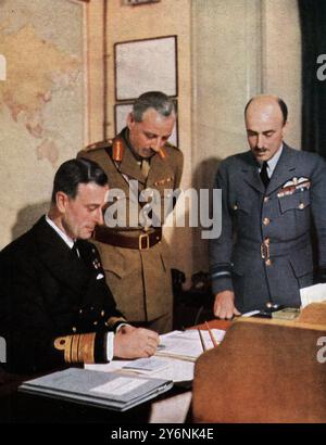 Leiter der kombinierten Operationen: Vize-Admiral Lord Louis Mountbatten (links) diskutiert Pläne mit seinem Vize-Chef, Major General J C Haydon, und seinem Vize-Chef, Air-Vize-Marschall J M Robb ©2004 Topfoto Mountbatten, Louis Francis Albert Victor Nicholas (Earl Mountbatten of Birma) britischer Admiral in Südostasien im Zweiten Weltkrieg 1943–1946; letzter Vizekönig von Indien 1947; 1. unabhängiger Gouverneur von Indien 1947–1948; Urenkel von Victoria; ermordet  1900-1979 Stockfoto