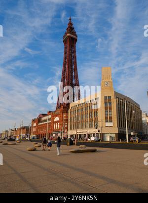 Der historische Blackpool Tower erhebt sich über der Promenade, ein Zeugnis für viktorianische Ingenieurskunst und den Charme am Meer. Stockfoto