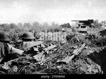 Die Schlacht von Salerno Britisch Bren Schützen in Frontgraben in Aktion, jenseits eines zerschlagenen feindlichen gepanzerten Trägers. Es fanden schwere Geschützduelle statt. September 1943 ©2004 Topfoto Stockfoto