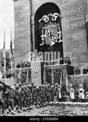 Die Italiener, die General Francos siegeszug in Madrid anführten. General Franco nimmt den Salut einer italienischen Packbatterie von einer aufwendigen Tribüne, die mit Wandteppichen gehängt wurde, vor denen Subalterns mit alten spanischen Bannern und maurische Wachen stehen. April 1939 ©2004 Credit:Topfoto Stockfoto