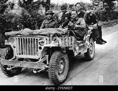 Erste Phasen der siegreichen Offensive von General Alexander am 11. Mai, Szenen in Cassino und San Angelo, die früh in seine Arme fielen. Die ersten Früchte der Gefangennahme von Cassino, drei deutschen Fallschirmjäger, die mit sich selbst glücklich sahen, wurden mit dem Jeep in den Käfig gebracht. Juni 1944 Stockfoto