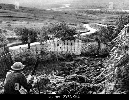 Erste Schritte in der Schlacht am Sangro River. Ein britischer Wächter vor einer Farm beobachtet feindliche Positionen an den nördlichen Hängen, von denen die Deutschen später vertrieben wurden. Dezember 1943 ©2004 Topfoto Stockfoto