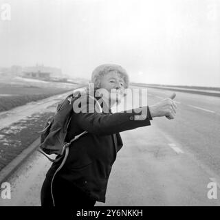 Nr Brighton, Sussex: Miss Cherry Gibbs, die heute an der Küstenstraße zwischen Brighton und Peacehaven liegt, feierte heute ihren 80. Geburtstag mit einer 3.500 km langen Wanderung auf den Kontinent. 22. Februar 1963 Stockfoto