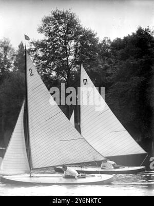 The Joy Of The Open Air: White Wings At Teddington. Intent Helmsmen in der Nähe von Teddington während des herrlichen Wetters am Samstag. 21. Mai 1921 Stockfoto