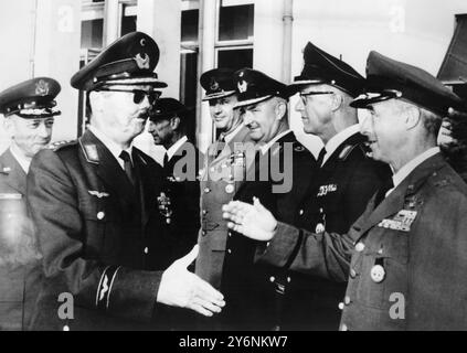 General Johannes Steinhoff verabschiedet sich von links nach rechts von den internationalen Vertretern der Aircent (NATO-Hauptquartier der Alliierten Luftstreitkräfte Mitteleuropa): Generalmajor V R Shores (USAF) eskortiert Generalleutnant Steinhoff, Generalmajor W Bakker (Royal Netherlands Airforce) Air Commodore E B Hale (RCAF) Brig Gen G Schulte (GAF) Brig Gen U Vogel (GAF) und Col P H Remington (USAF) 10. September 1966 Paris Fontainbleu Stockfoto