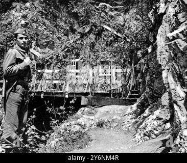 Eine Nahaufnahme der Kabine, in der Marschall Tito lebt und seine Kampagne gegen die Nazi-Invasoren führt Juni 1944 Tito, Josip Broz, Marschall (orig. Josip Broz) kroatischer jugoslawischer Diktator, General und kommunistischer Politiker; 1. Generalsekretär der jugoslawischen Kommunistischen Partei 1936-1980; Premierminister Jugoslawiens 1945-1953; Präsident Jugoslawiens 1953-1980; Führer der gebundenen Bewegung  1892-1980 ©2004 Topfoto Stockfoto