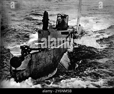 Britains Midget U-Boote, ähnlich denen, die das deutsche Schlachtschiff Tirpitz beschädigten, das mit einem ihrer Crew an der offenen Hangway ©2004 Topfoto unterwegs war Stockfoto