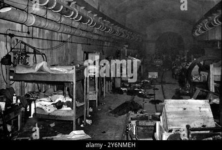 Cherburgs unterirdisches Arsenal: Torpedos und Cognac die Schlafplätze deutscher Maschinenführer in einem tiefen Tunnel in Cherburgs Arsenal. Als US-Soldaten einen Eingang sprengten, kapitulierten sie im Juli 1944©2004 Topfoto Stockfoto