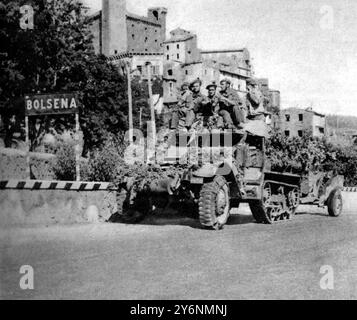 Mit den siegreichen alliierten Armeen, die in Italien weiterfahren. französische Truppen mit der Fünften Armee dringen am 14. Juni 1944 in Bolsena ein. Ein getarntes Fahrzeug fährt durch die Stadt 1944 ©2004 Topfoto Stockfoto