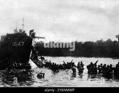 Erste alliierte Landungen in Südfrankreich erste deutsche Gefangene, die leicht gefangen genommen werden konnten, mussten von einem der Strandköpfe August 1944 zu einem LCI-Boot waten. ©2004 Topfoto Stockfoto