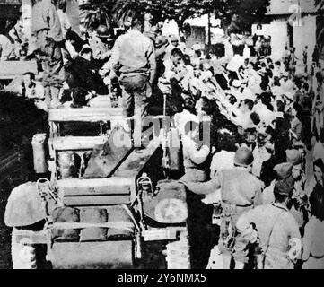 Erste alliierte Landungen in Südfrankreich bei St. Maxime am Golf von Tropez wurden Franzosen einer Panzerzerstörereinheit, die Lebensmittel verteilte, mit Freude begrüßt. August 1944 ©2004 Topfoto Stockfoto