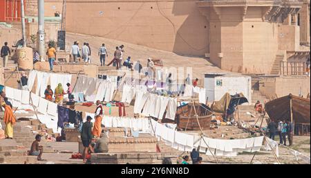 Varanasi, Uttar Pradesh, Indien. Viele Leinen trocknen an einem Seil. Ganga am Morgen. Die gewaschenen Laken und die Bettwäsche werden von der Gang getrocknet Stockfoto