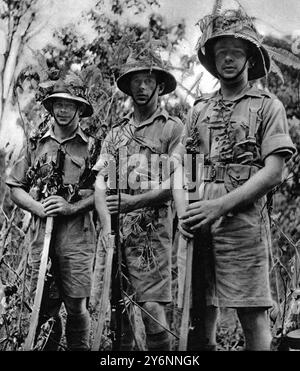 Drei Männer des Manchester Regiments, ein britisches Regiment der Linie, das im Dezember 1941 im Dschungel und am Strand heftig mit den Japanern in Nordmalaya kämpft Stockfoto