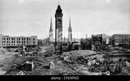 Das Zentrum von Coventry. Ein teilweise abgeholztes Gebiet der Stadt, das vor etwas mehr als einem Jahr so schwere Schäden erlitt. Im Vordergrund steht die Markthalle, der Uhrturm steht noch im November 1941 Stockfoto