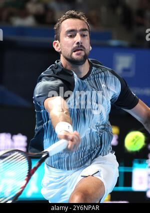 Tokio, Japan. September 2024. Marin Cilic aus Kroatien holt den Ball gegen Kei Nishikori aus Japan beim ersten Rundenspiel der Japan Open Tennis Championship am Donnerstag, den 26. September 2024, im Ariake Kolosseum in Tokio zurück. (Foto: Yoshio Tsunoda/AFLO) Stockfoto