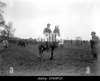 Oxford University Point-to-Point Steeplechases wurden in Stratton Audley abgehalten. Lord Blandford bei 'Challengor' im Faber Cup. 9. März 1921 Stockfoto