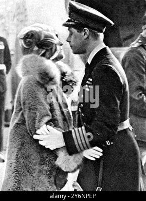 Good-Bye an den Herzog und die Herzogin von York. Der Prinz von Wales gibt seiner Schwägerin einen Abschiedskuss: Eine glückliche Momentaufnahme des Prinzen und der Herzogin von York an Bord des „Renown“ in Portsmouth. 15. Januar 1927 Stockfoto