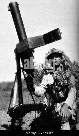 Chinesische Truppen praktizieren Dispergierung und Tarnung als Luftangriffe, die darauf vorbereitet sind, tief fliegende japanische Flugzeuge abzutreiben, die darauf abzielten, versteckte Truppen zu „Bodenangriffen“: Ein chinesischer Maschinenschützer mit seiner Waffe auf einer Flugabwehrbefestigung Februar 1939 ©2004 Topfoto Stockfoto