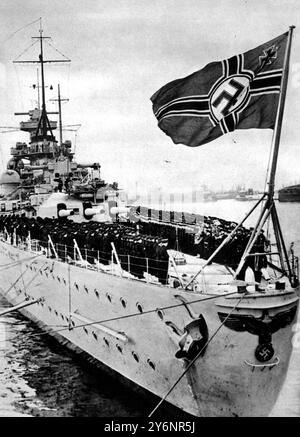 Deutschlands erstes Schlachtschiff in voller Größe seit dem Krieg: Eine Zeremonie auf dem Vierteldeck des Scharnhorst, dessen Name an von Spees Flaggschiff erinnert, das vor den Falklandinseln im Januar 1939 versunken ist ©2004 Topfoto Stockfoto