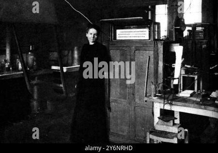 Marie Curie in ihrem Labor 1912 Curie, Marie (auch Marja Curie, Manya Curie; Madame Curie; geb. Sklodowska) französischer Chemiker und Physiker (geb. in Polen); zusammen mit Pierre Curie entdeckte er die Elemente Polonium 1898, Radium 1898; entdeckte Radioaktivität des Thoriums 1903; erste Frau, die an der Sorbonne 1906 unterrichtet wird; zusammen mit Andre Debierne entdeckte reine metallische Form des Radiums 1910; starb an Leukämie; starb 1911 Nobelpreis für Radiophysik; 1895 1867-1934 Stockfoto