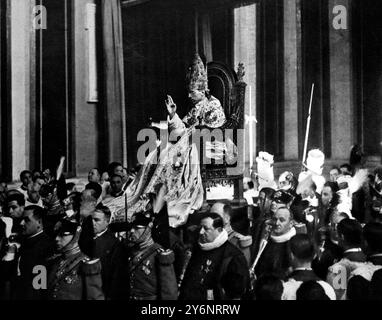 Wie der neue Papst seine Fortschritte durch den Petersdom am Tag seiner Krönung machte: Pius XII. Saß in der Sedia Gest atoria, trug seine Juwelenmitre und erhob die Hand zum Segen, getragen in Prozessionaten im Gefolge März 1939 ©2004 Topfoto Stockfoto