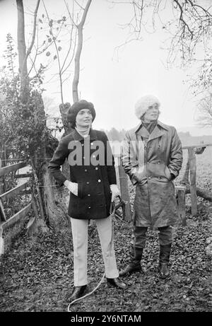 Henley-on-Thames, Oxfordshire: Beide tragen eine Kopfbedeckung, Mrs. Jacqueline Onassis und Balletttänzer Rudolf Nureyev. Gueats im Grange of Prince und Prinzessin Lee Radziwill. 17. November 1968 Stockfoto