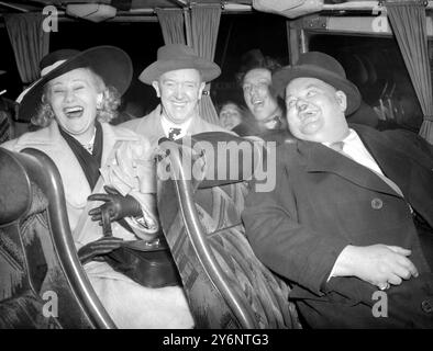 Von links nach rechts Mrs. Laurel, Stan Laurel und Oliver Hardy fotografierten bei ihrer Ankunft in Waterloo heute Abend. 10. Janaury 1947 Hardy, Oliver Nowell (orig. Norvell Hardy) US-Schauspieler und Komiker; Partner von Stan Laurel  1892-1957 Laurel, Stan (orig. Arthur Stanley Jefferson) US-Schauspieler und Komiker mit Oliver Hardy  1890-1965 Stockfoto