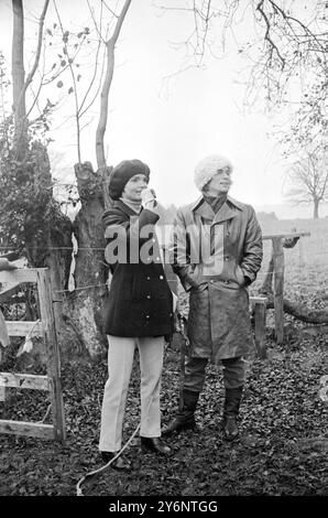 Henley-on-Thames, Oxfordshire: Beide tragen eine Kopfbedeckung, Mrs. Jacqueline Onassis und Balletttänzer Rudolf Nureyev. Gäste des Grange of Prince und Prinzessin Lee Radziwill. 17. November 1968 Stockfoto