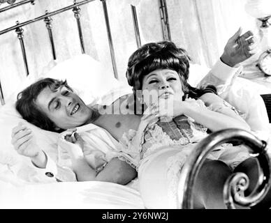 London: David Hemmings und Joanna Pettet in einer Szene aus der Metro Goldwyn Mayer-Produktion „The Best House in London“, die jetzt in den Shepparton Studios in London gedreht wird. 8. März 1968 Stockfoto